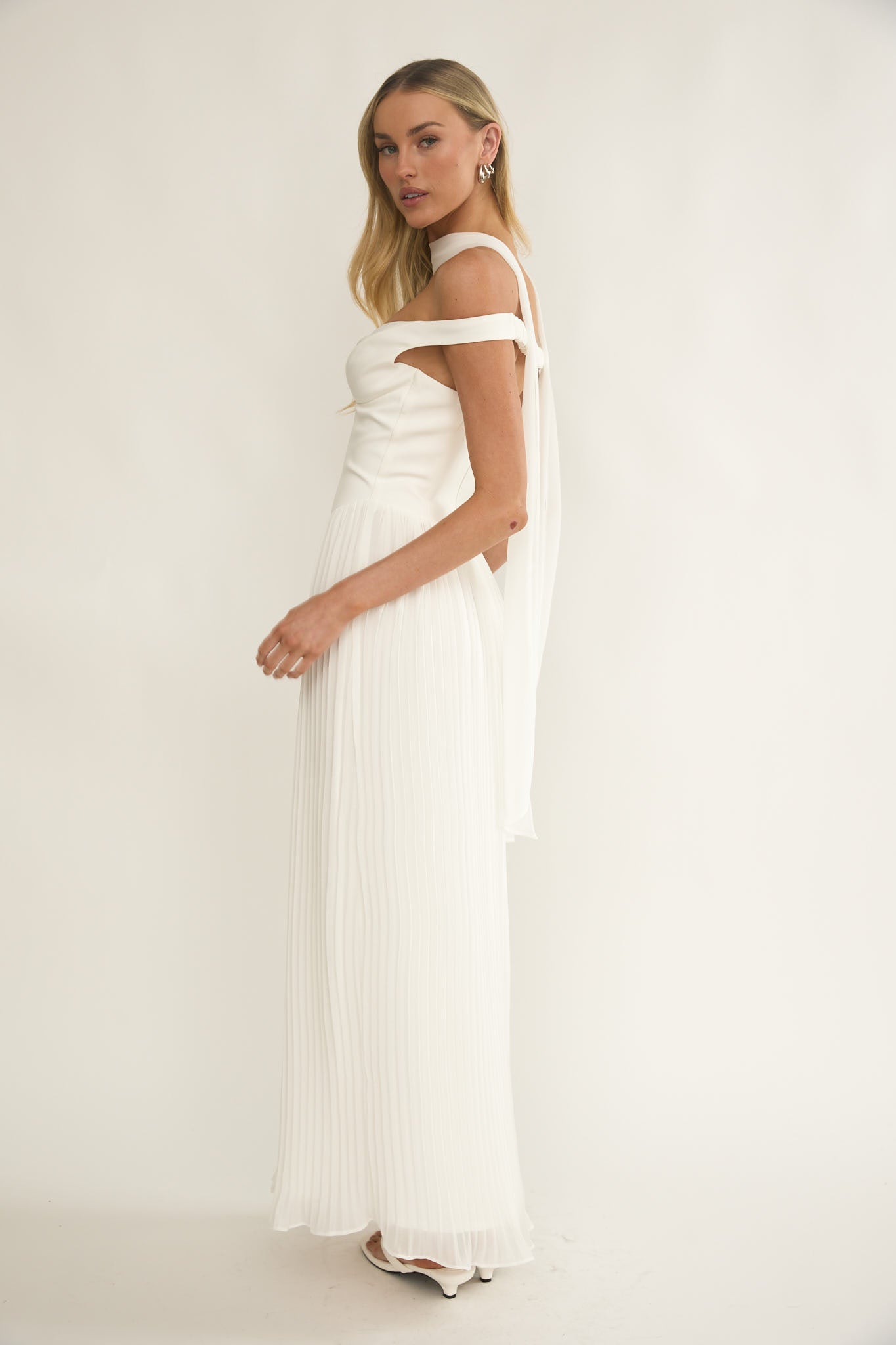 64832D-White